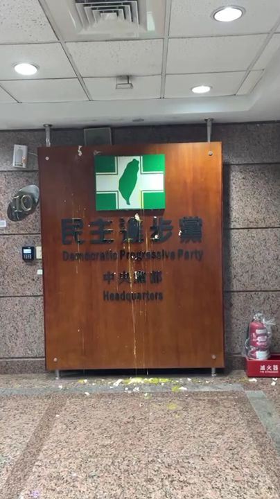 2名男子在民進黨辦公室門口丟擲雞蛋。（圖／翻攝自Thread @victor31429）