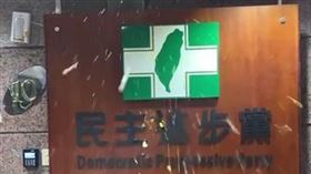 ▲2名男子在民進黨辦公室門口丟擲雞蛋。（圖／翻攝自Thread @victor31429）