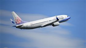 華航飛釜山降落疑未及時轉彎  民航局調查華航CI186桃園飛釜山航班25日降落時，傳疑未依規及時轉彎，險撞山頭；民航局表示已著手調查。圖為日前在桃園國際機場拍攝的華航客機，非新聞當事航班。中央社記者黃名璽攝  114年6月30日