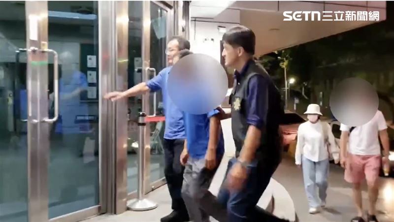 警方迅速帶回洪姓共犯（藍衣者）及李姓主嫌（白衣者）到案說明。（圖／翻攝畫面）