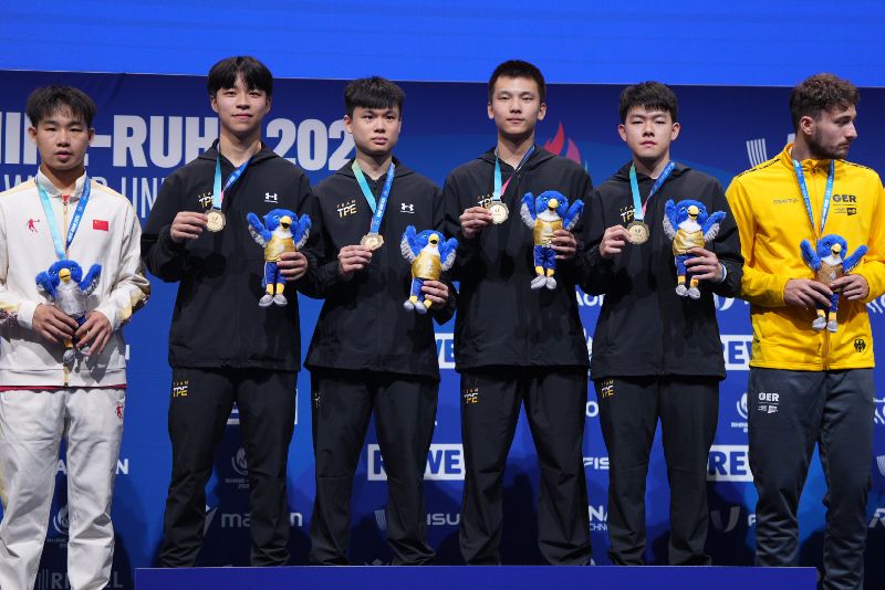 台灣桌球男子代表隊20日在德國世大運團體決賽,以3比2擊敗中國,拿到賽史首面金牌,站上頒獎台的最高位置。(圖/中央社)