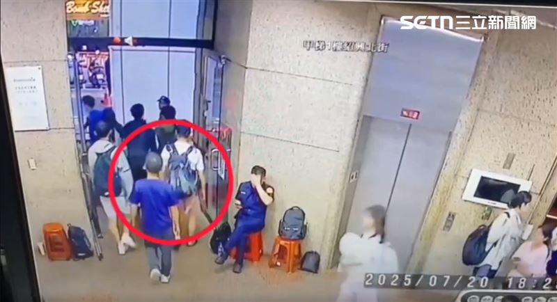 李姓（前）、洪姓（後）犯嫌跟著人群離開。（圖／翻攝畫面）