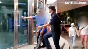 警方迅速帶回洪姓共犯（藍衣者）及李姓主嫌（白衣者）到案說明。（圖／翻攝畫面）