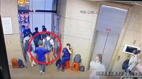 李姓（前）、洪姓（後）犯嫌跟著人群混入。（圖／翻攝畫面）