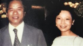 陳麗如（右）提出與吳火獅（左）四十多年前的合影，以及陳子婷1984年出生時的照片，證明女兒是吳家血緣。（讀者提供）