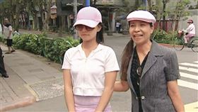2005年陳麗如（右）代女兒陳子婷（左）提告，要求讓女兒認祖歸宗。（東森新聞圖供）