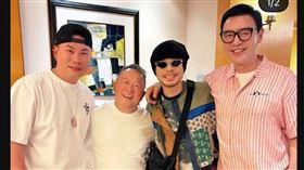 黃明志日前與鍾鎮濤、曾志偉合影，卻引發風波（圖／翻攝自Threads）