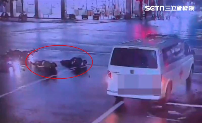 救護車雖目睹車禍發生,但車載病患無能為力,先行離開。(圖/翻攝畫面)