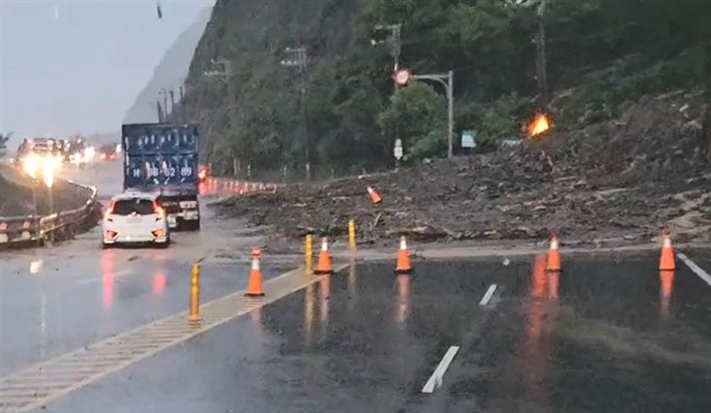 台九線因土石流落石不分路段封閉。(圖/記者王浩源攝影)