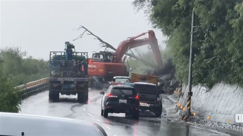 工程單位進行搶修。(圖/記者王浩源攝影)