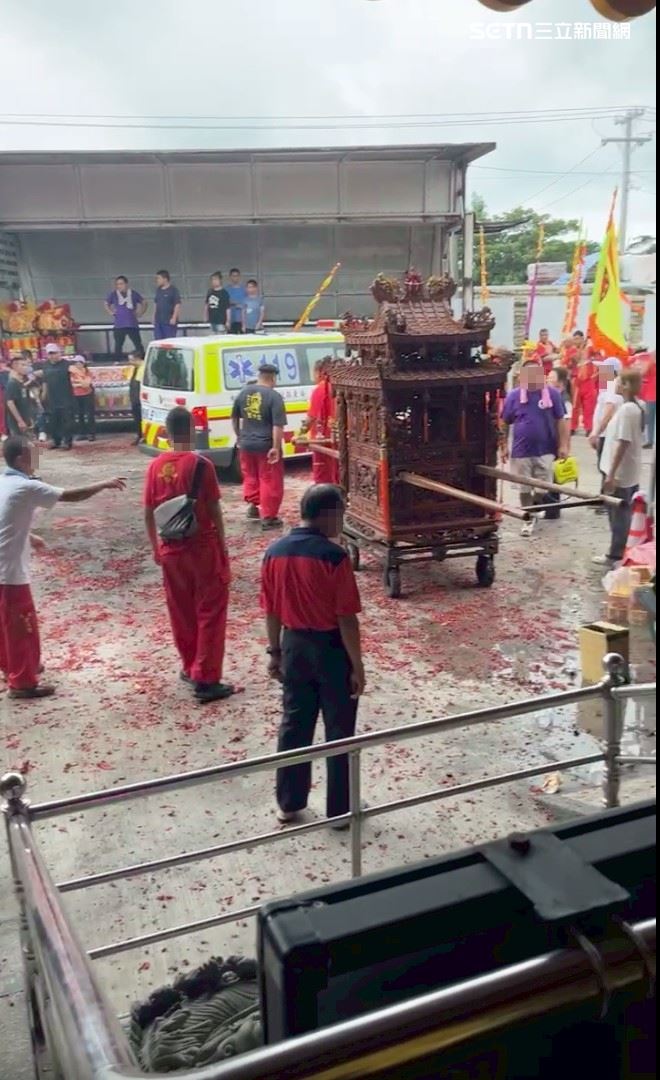 屏東縣消防局獲報後,緊急派救護車將其中3人送醫。(圖/民眾提供)