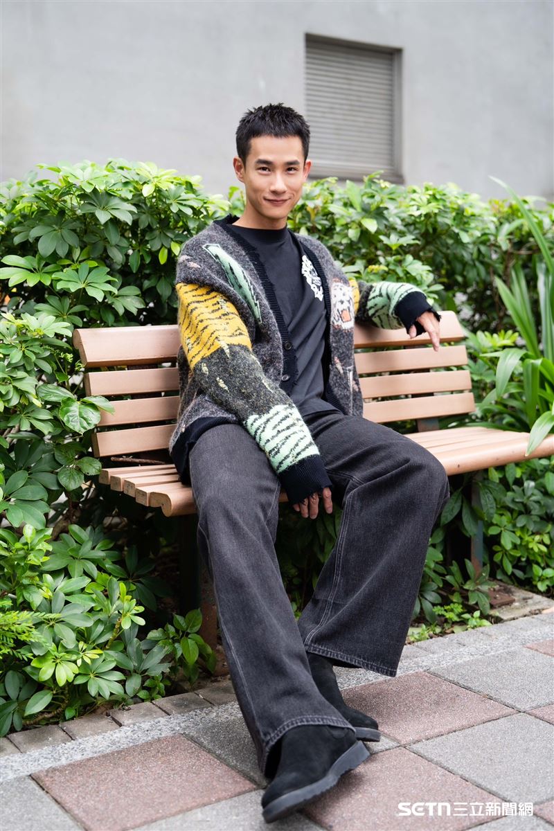盧彥澤身穿ALLSAINTS服裝受訪。（圖／記者趙于瑩攝影）