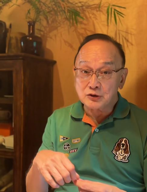「三級片一哥」曹查理坦言,不久前曾出現半邊身體麻痺的情況,差點被死神帶走。(圖/翻攝自微博)