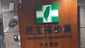 一名白衣男子在民眾黨反罷集會結束後，衝進民進黨中央黨部大樓扔雞蛋。（圖）／讀者提供