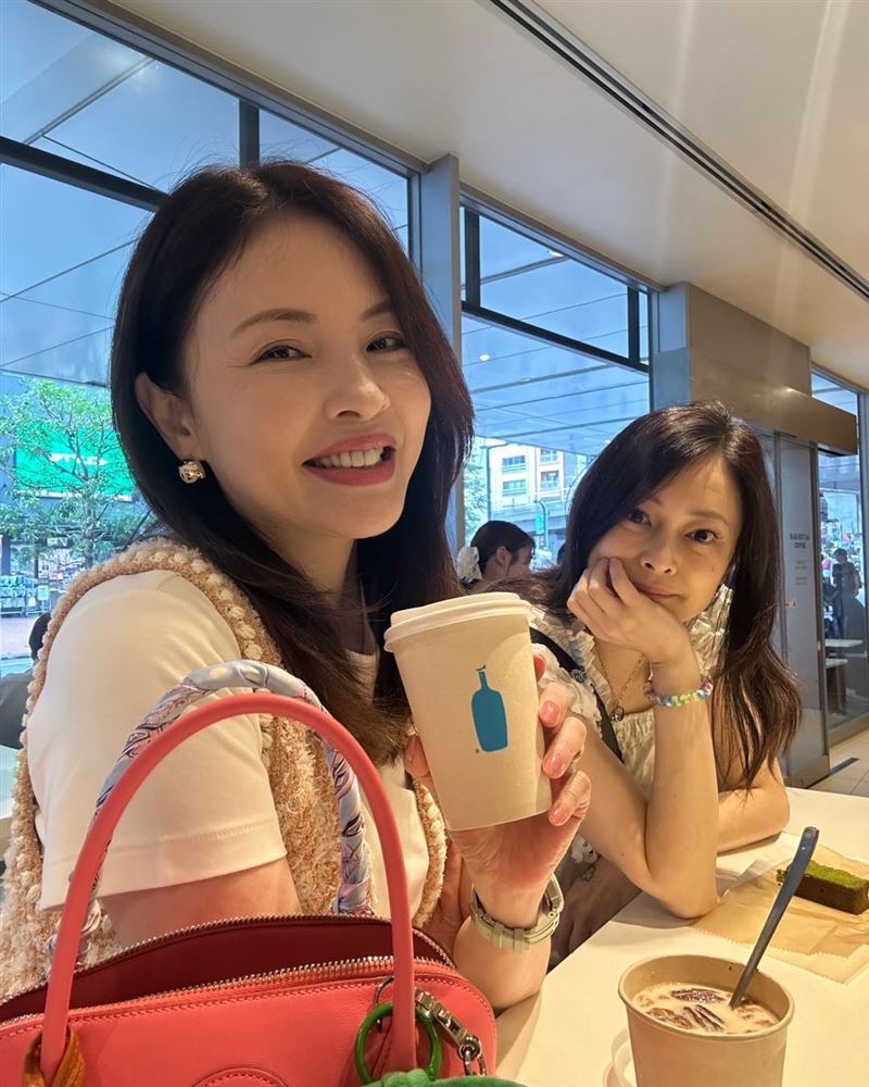 何如芸（左）與妹妹思念亡父。（圖／翻攝自臉書）