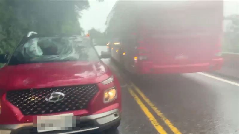 一輛小客車遭落石砸中。(圖/翻攝畫面)