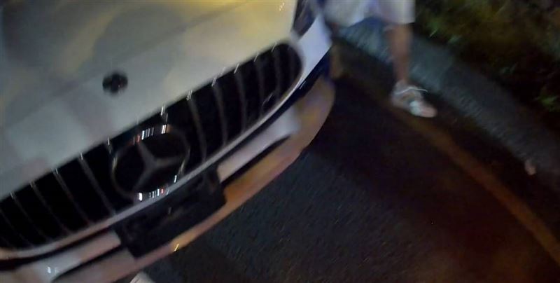 警方執行臨檢勤務時,攔查到一輛647萬賓士跑車,竟未懸掛車牌上路。(圖/翻攝畫面)