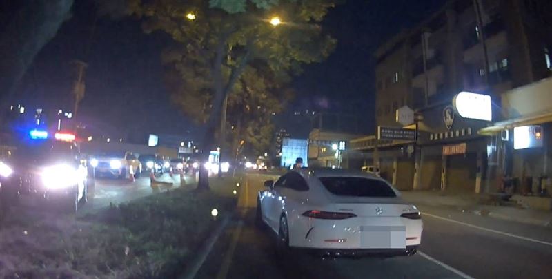 車主表示因支架損壞無法固定車牌,才暫時拆除,警方提供束帶幫忙固定車牌。(圖/翻攝畫面)