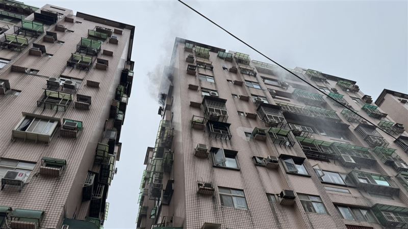 淡水某社區高樓竄出火煙。（圖／翻攝畫面）