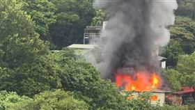 鐵皮工廠全面燃燒。（圖／民眾提供） 