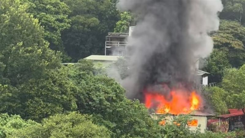 鐵皮倉庫全面燃燒。（圖／民眾提供）