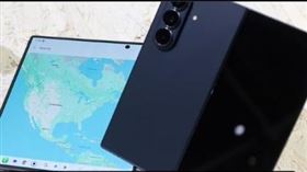 蘋果新機卻不是以蘋果慣有的「創新者」姿態問世，而是以「追趕者」角色進入由三星主導七年的折疊機成熟市場。（圖／翻攝自X）