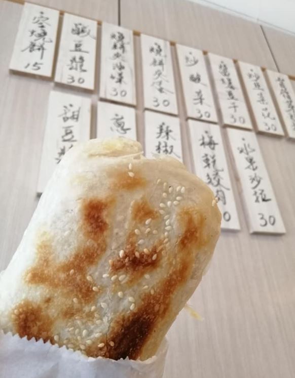 「北方早點」的燒餅有多種中式配料可選擇。(圖/翻攝自玉里北方燒餅早餐店臉書)