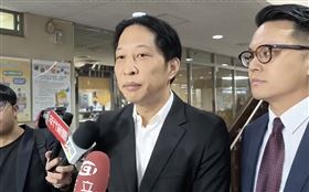 ▲因證交法案，胡亦嘉現身台北地院出庭，強調自己不會逃亡，希望法官給予解除限制出境。（圖／翻攝畫面）