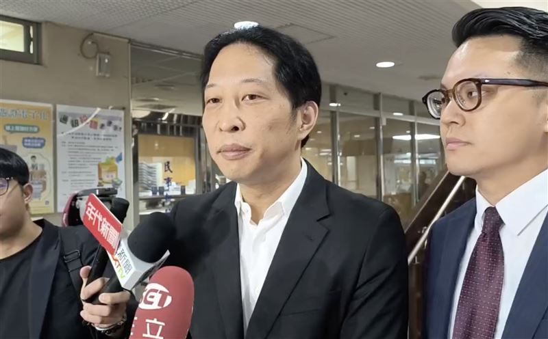 因證交法案，胡亦嘉現身台北地院出庭，強調自己不會逃亡，希望法官給予解除限制出境。（圖／翻攝畫面）