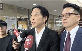 ▲因證交法案，胡亦嘉現身台北地院出庭，強調自己不會逃亡，希望法官給予解除限制出境。（圖／翻攝畫面）