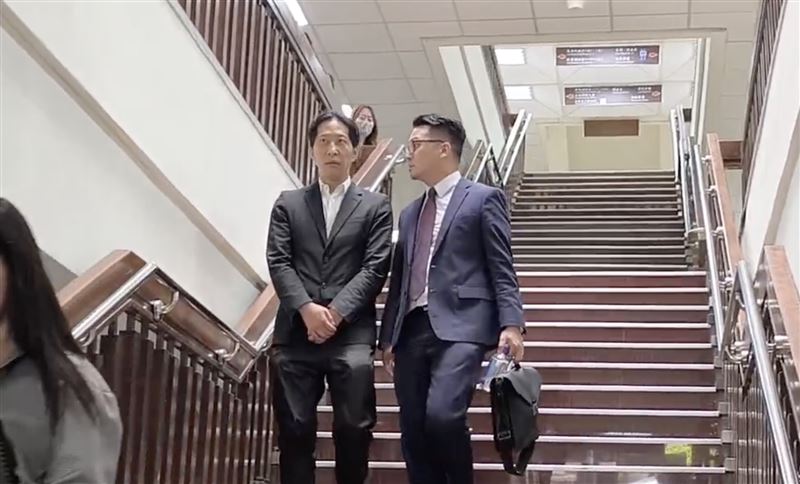 胡亦嘉(左)21日現身北院出庭,各方關注焦點仍在與泰山的爭議上。(圖/翻攝畫面)