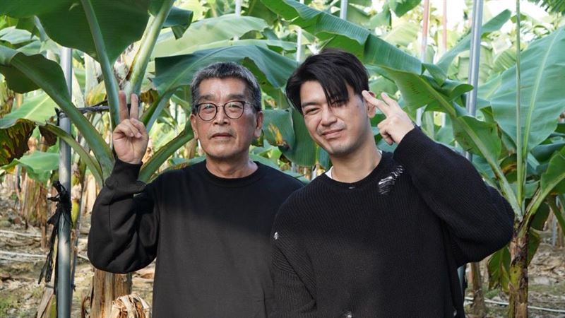 潘逸安（右）今日發文正式父親病逝的消息。（圖／翻攝自潘逸安臉書）