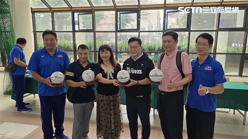 教育部次長張廖萬堅（右3）與企業洽商募款，成功助球隊解燃眉之急。（圖／記者吳泊萱攝影）