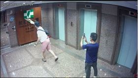 2名民眾黨支持者20日跑到民進黨中央黨部丟擲雞蛋。(圖／民進黨提供)