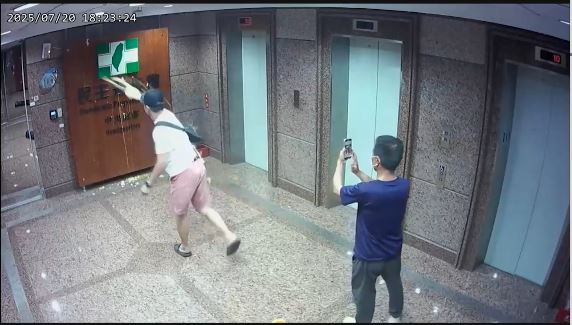 2名民眾黨支持者20日跑到民進黨中央黨部丟擲雞蛋。(圖/民進黨提供)