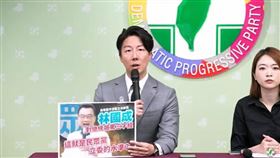 民進黨今（21）日上午由發言人吳崢、韓瑩召開「民眾黨就這水準？嚴厲譴責髒話暴力惡行！」記者會。(圖/翻攝民進黨直播)