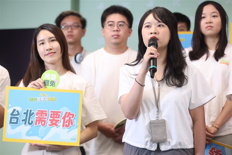 民進黨發言人韓瑩、青年部副主任吳奕柔和24位來自全台各罷區的青年學生，今（21）日舉辦「726罷免投同意」青年返鄉記者會。（圖／民進黨提供)