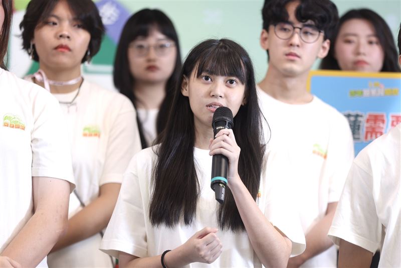民進黨發言人韓瑩、青年部副主任吳奕柔和24位來自全台各罷區的青年學生，今（21）日舉辦「726罷免投同意」青年返鄉記者會。（圖／民進黨提供)