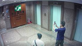 ▲民眾黨支持者潛入大樓對民進黨招牌砸雞蛋。（圖／民進黨提供） 