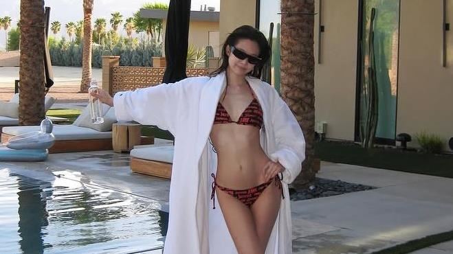 Jennie拉鍊辣曬比基尼！全球僅此一件