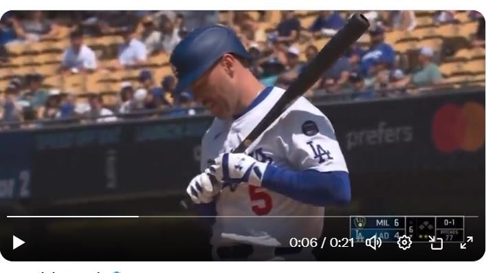 佛里曼(Freddie Freeman)在6局下被觸身球襲擊。(圖/翻攝自Talkin’ Baseball X)