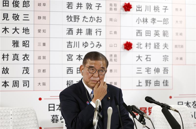 石破茂在開票期間接受NHK訪問時暗示，他將繼續擔任首相。（圖／美聯社／達志影像）
