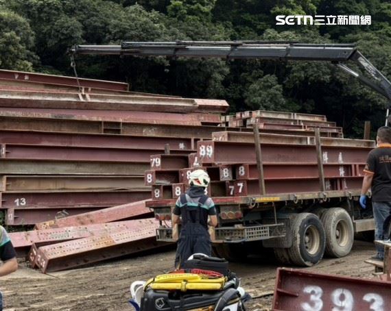 一名年僅25歲的沈姓吊車司機在工地執行鋼樑吊掛與固定作業時,突遭鋼樑脫落砸中,當場被壓在下方。(圖/民眾提供)