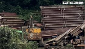 新／驚悚！百根1噸鋼樑 活活砸死吊車司機(圖/民眾提供)