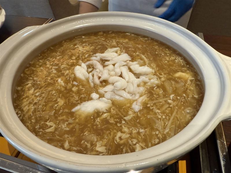 大倉久和桃花林餐廳主廚王建榮拿手好菜「先拆蟹肉花椒鮮魚羹」。(圖/記者李育道攝影)