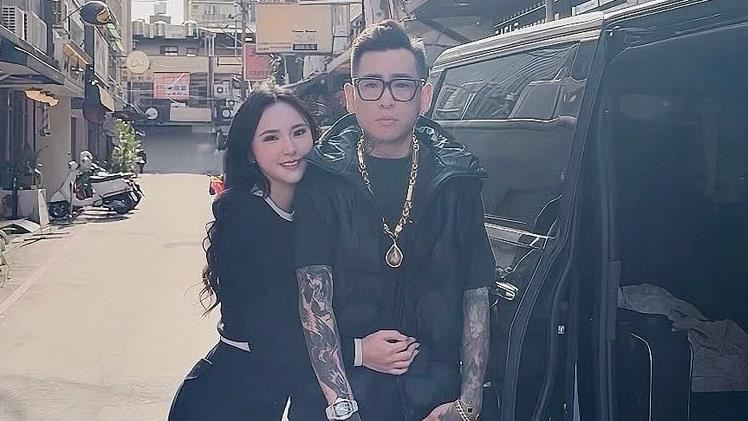 蹦闆、老婆啾咪相當恩愛。（圖／翻攝自蹦闆老婆IG）