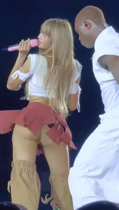LISA的一套紅色超短裙造型意外成為話題。(圖/翻攝自X平台 @news_24_365)