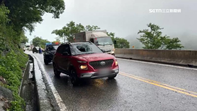 一家三口行經蘇花公路　落石砸車父母傷