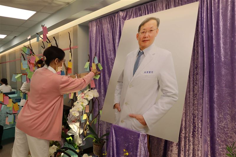 部桃設置追思空間讓大家能自由追思懷念外科部主任周佳正。(圖/衛生福利部桃園醫院提供)