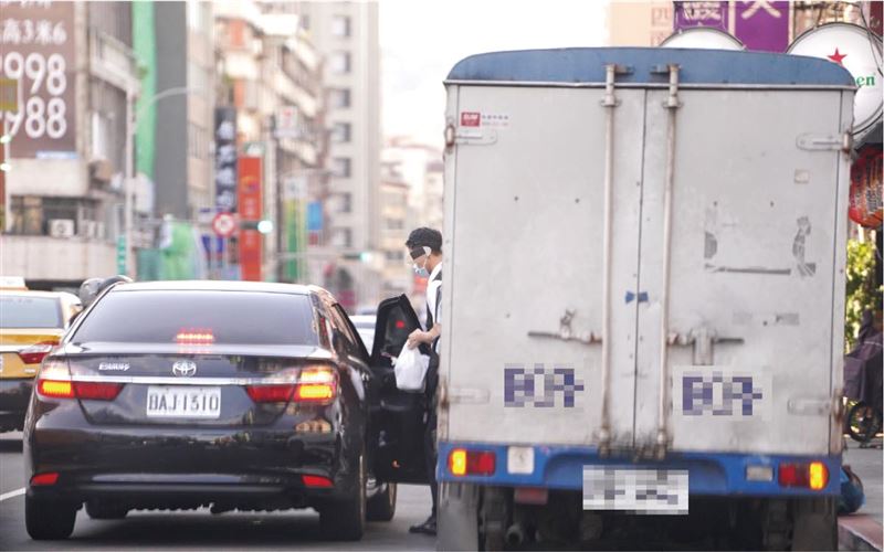 國民黨議員張斯綱爆料稱,中選會主委李進勇濫用公務車。(圖/翻攝自張斯綱臉書)